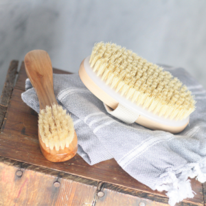 5 Benefits of Dry Brushing Your Skin (& a Live Demo)